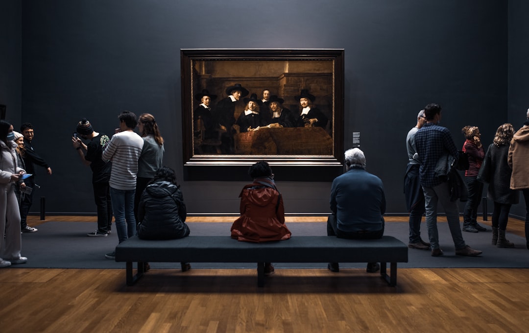 Museum Besuch Menschen Vor Gemaelde Unscharf Fe2c