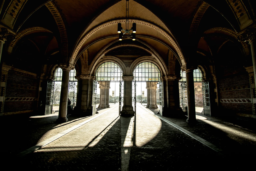 Bahnhofshalle Grosse Fenster Lichtstrahlen Atmosphaere Ad33