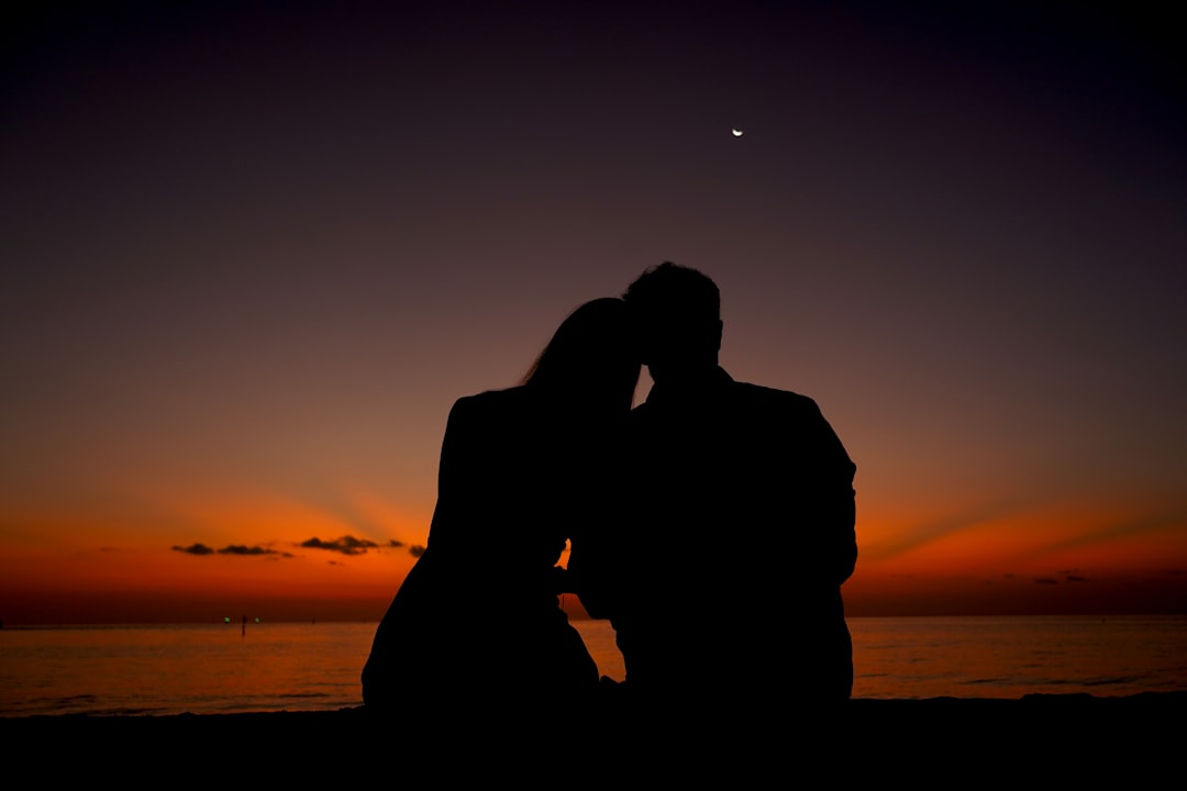 Strandspaziergang Bei Sonnenuntergang Romantische Silhouette A5e1
