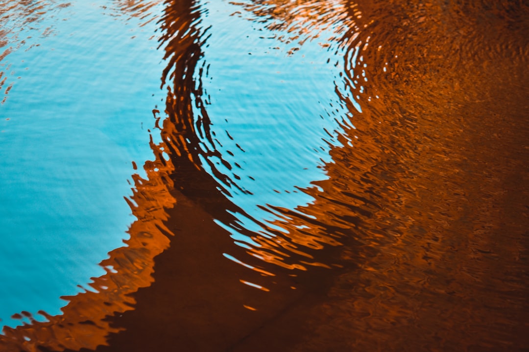 Dunkles Wasser Mit Spiegelungen 639d