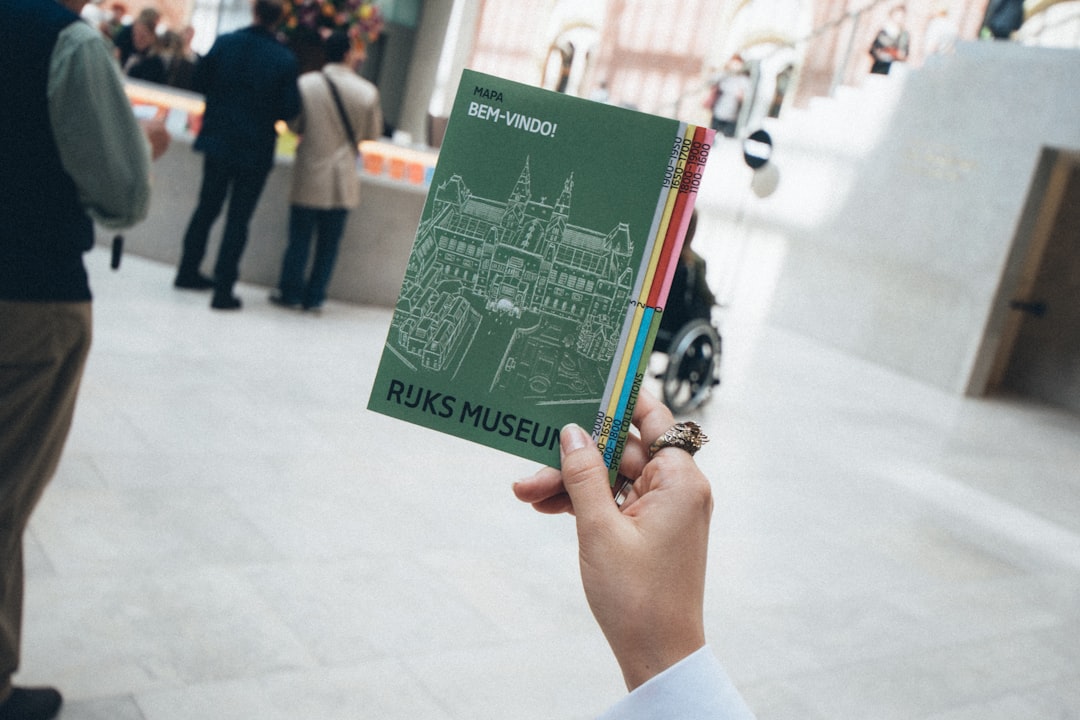 Reisefuehrer Buch In Der Hand Vor Monument 5935