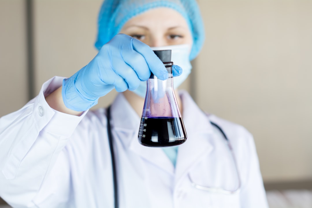 Chemiker Untersucht Substanz Unter Abzug Foto 8525