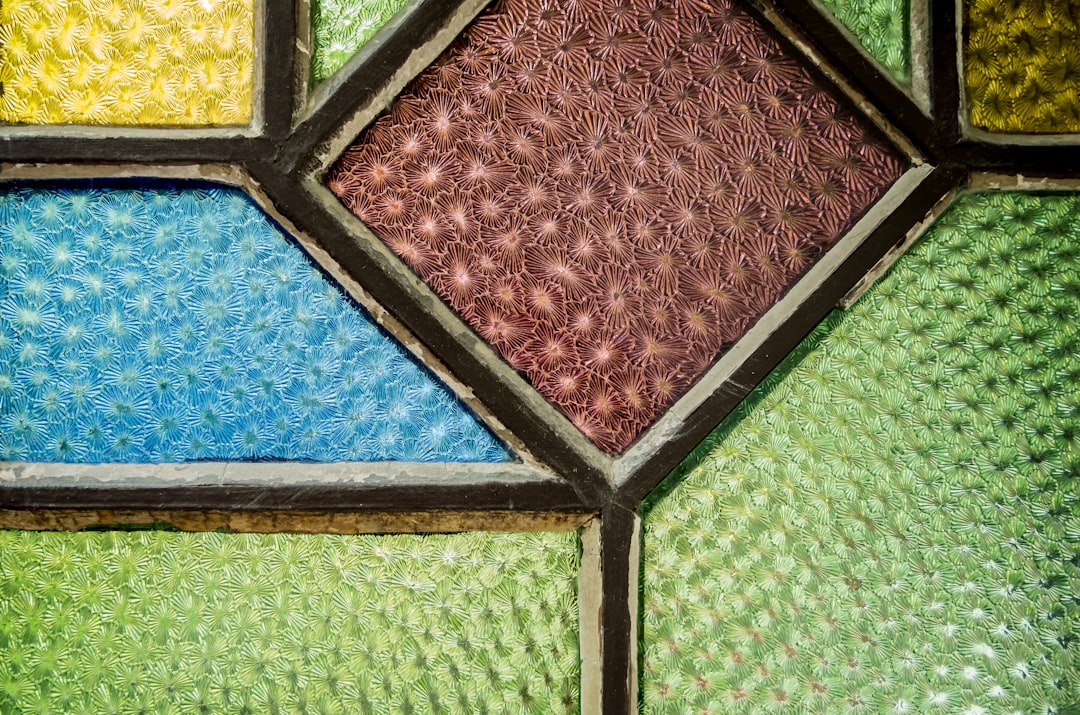 Kirchenfenster Buntglas Detail Nahaufnahme Farben 651e