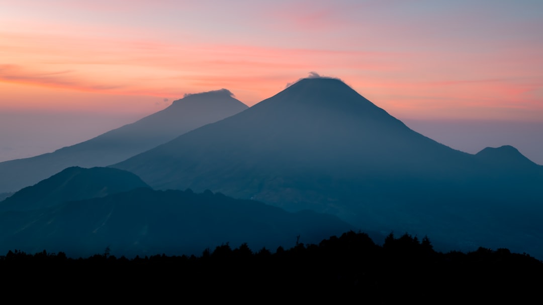 Detail Ilustrasi Gunung Vector Minimalis Number 17