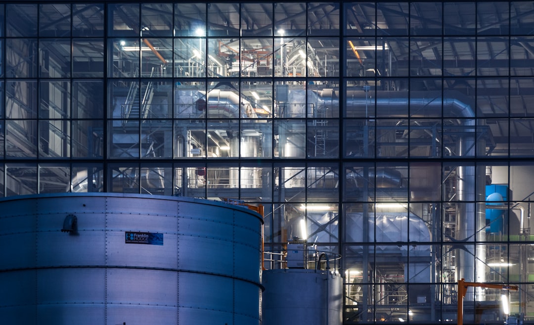 Chemieindustrie Mit Grossen Lagertanks Foto 5ada