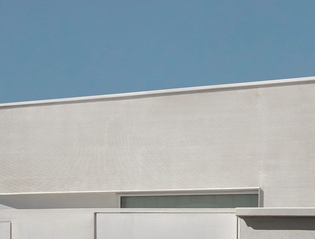 Minimalistisches Haus Weisse Fassade Flachdach Design 4670