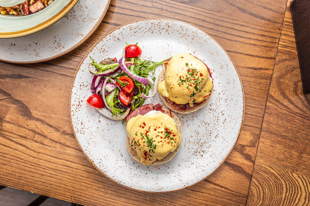 Eggs Benedict Fruehstueck Nahaufnahme Elegant 2cd4