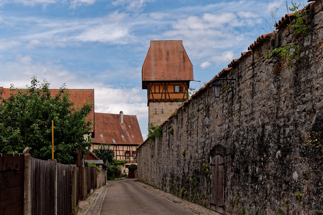 Mittelalterliche Stadtmauer Mit Torbogen Perspektive 9f4f