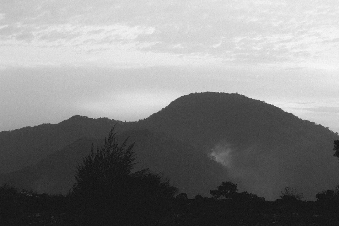 Detail Gambar Gunung Minimalis Hitam Putih Number 4