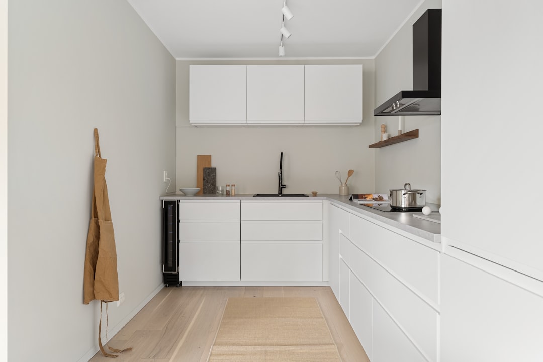Weisse Grifflose Kueche Minimalistisch Studio Foto E578