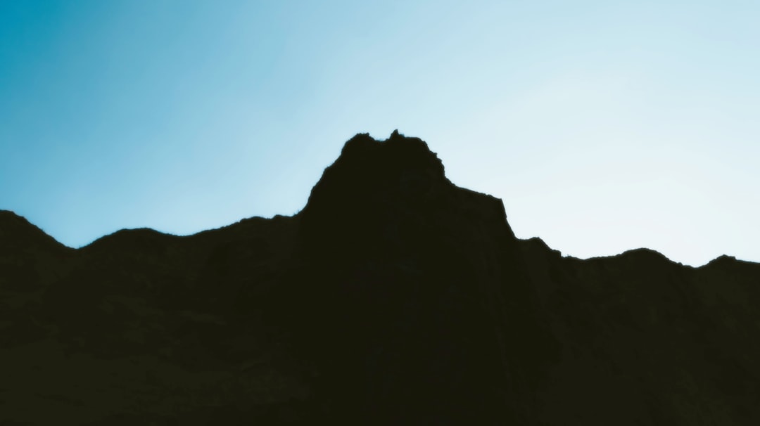 Detail Ilustrasi Gunung Vector Minimalis Number 2