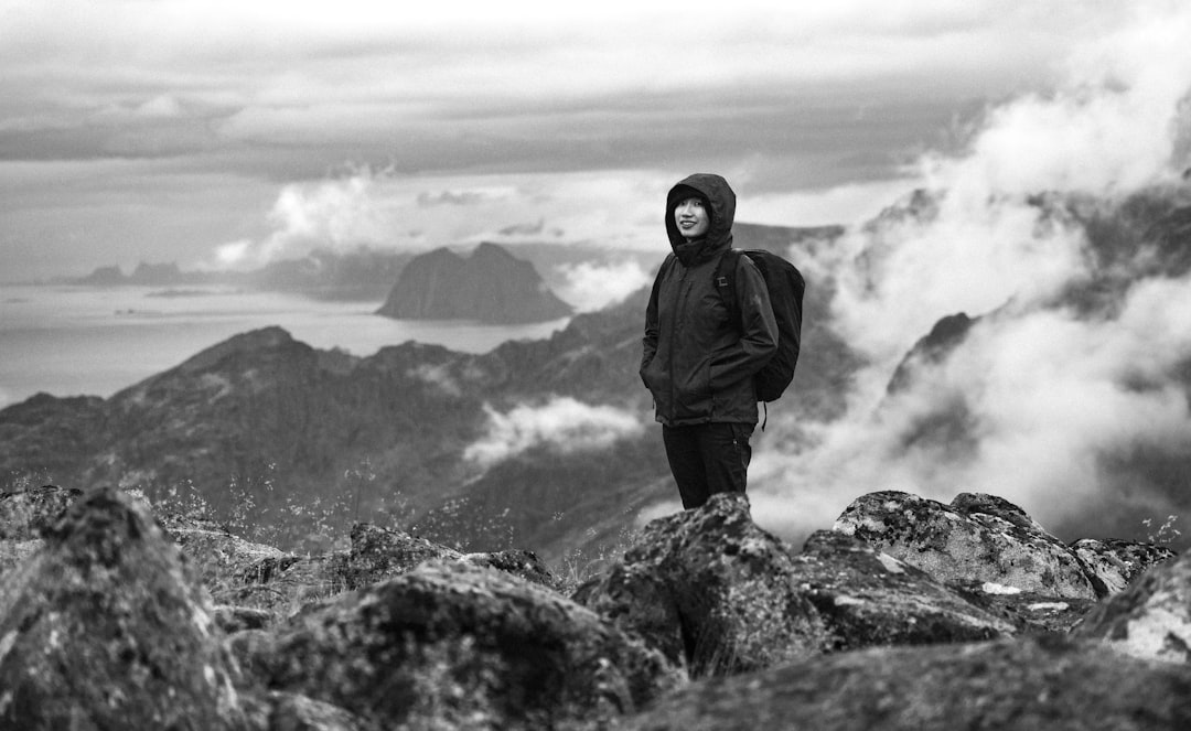 Detail Gambar Gunung Minimalis Hitam Putih Number 16