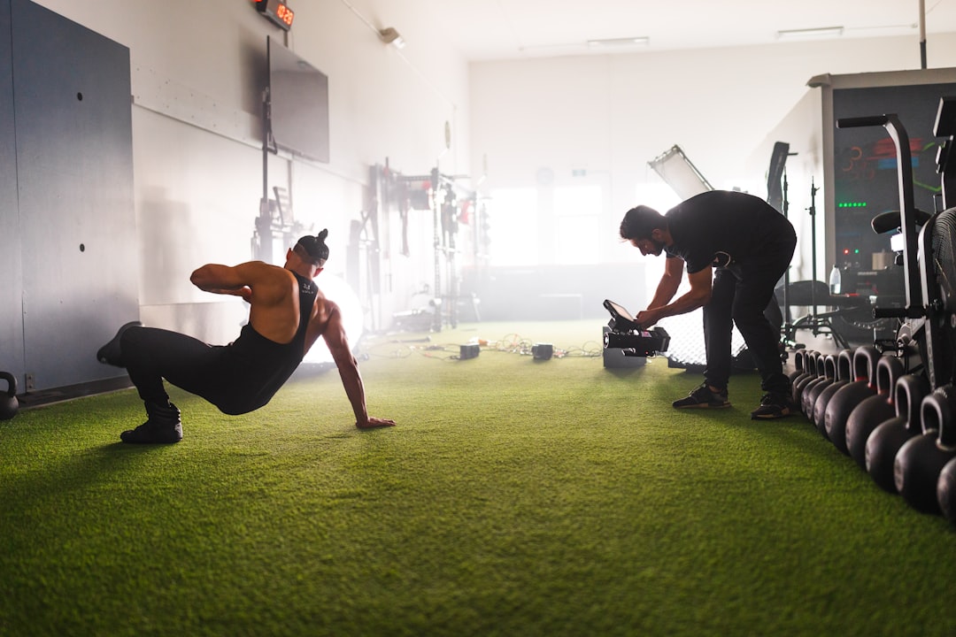Hiit Training Zuhause Foto Schweiss Dynamisch E72d
