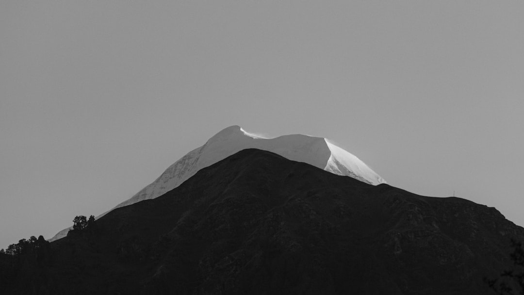 Detail Gambar Gunung Minimalis Hitam Putih Number 6