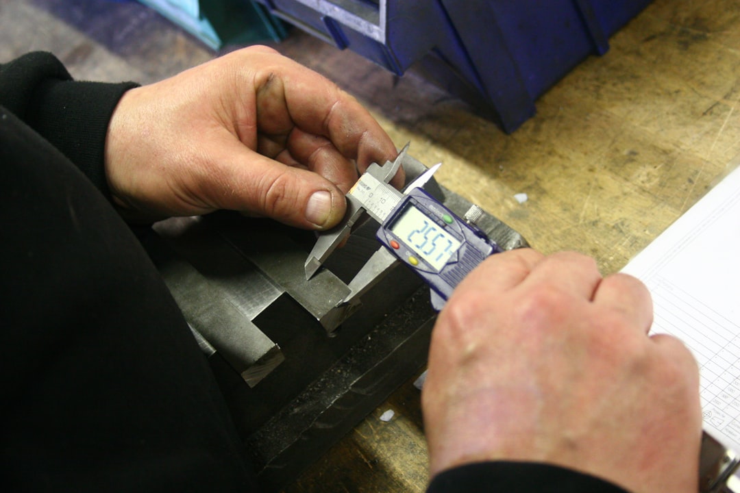 Techniker Kontrolliert Metallteil Foto 7590