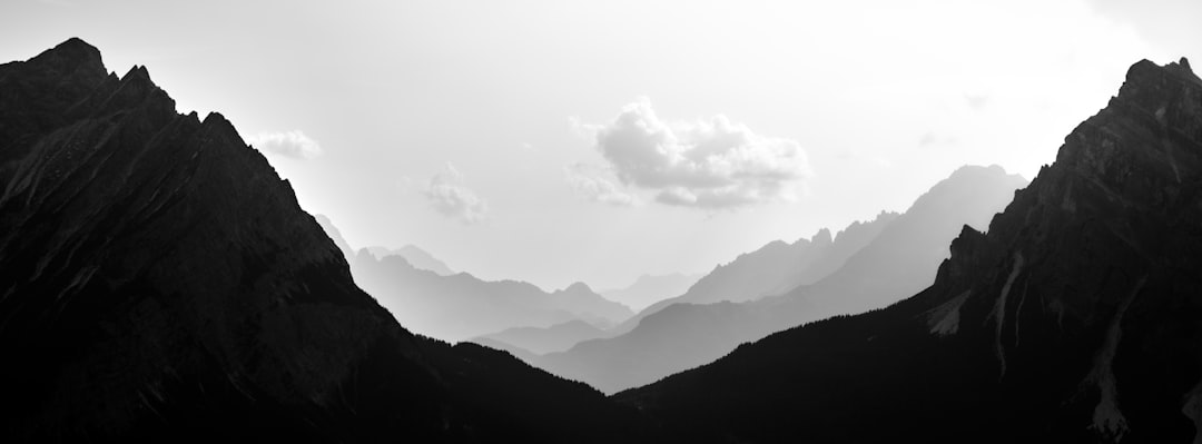Detail Ilustrasi Gunung Vector Minimalis Number 9