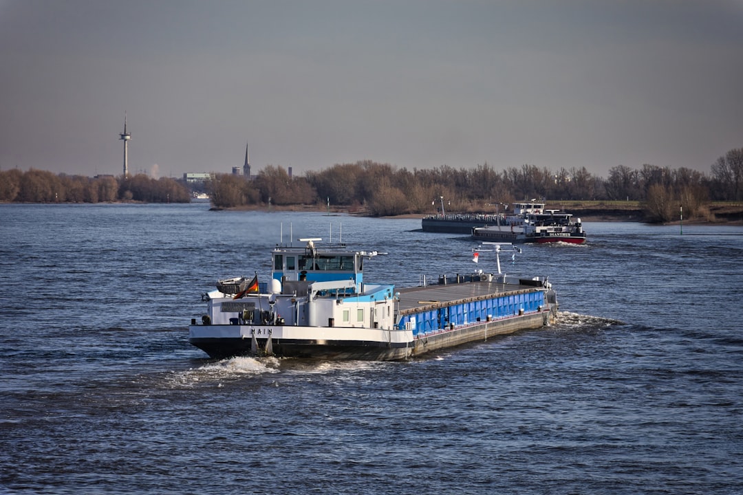 Faehre Faehrt Ueber Wasser Foto Ef3f