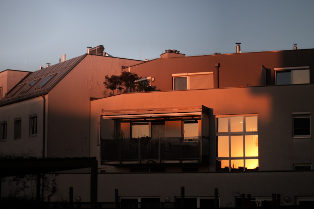 Moderne Wohnanlage Aussenansicht Abendlicht Warm Be8b