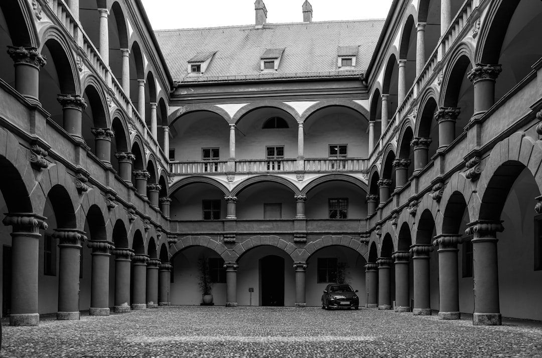 Kloster Innenhof Arkaden Symmetrische Perspektive 4133